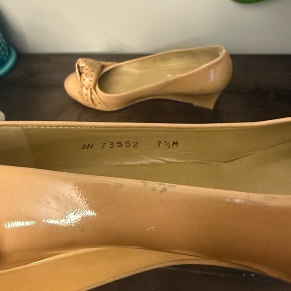 Stuart Weitzman Nude Patent Leather Studded Bow Wedge Pumps – Size 7.5M - Picture 7 of 10